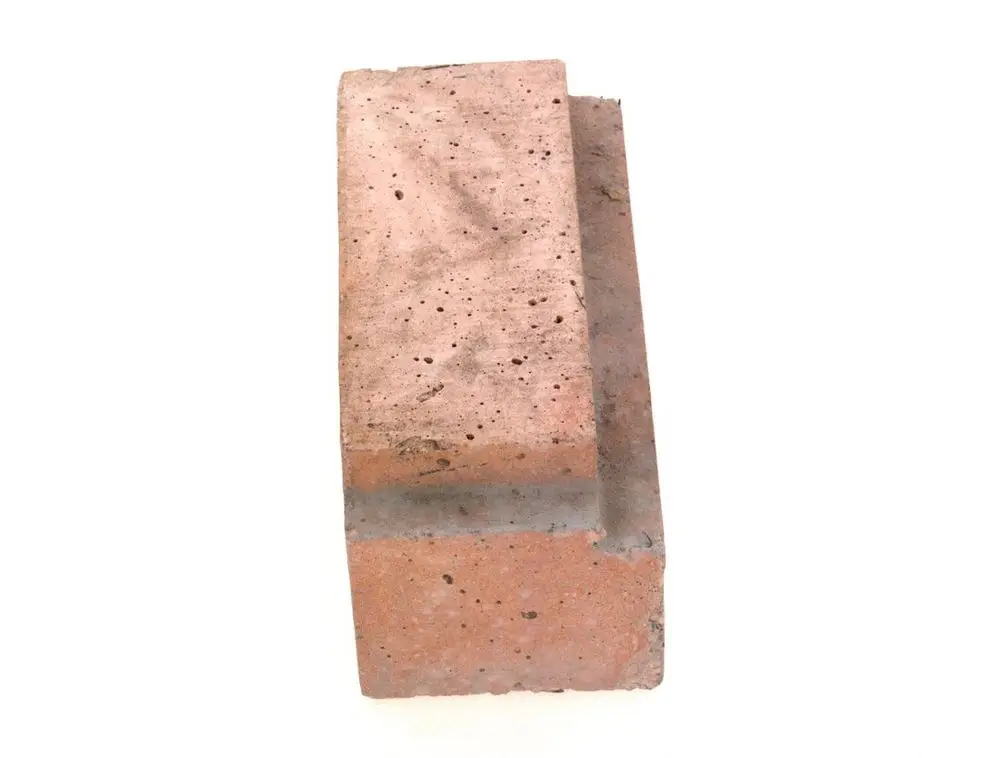 Rote Keramikplatte von Bosch, rechteckig mit einer glatten Oberfläche und sichtbaren strukturellen Eigenschaften. Eignet sich für verschiedene Bau- und Renovierungsprojekte.